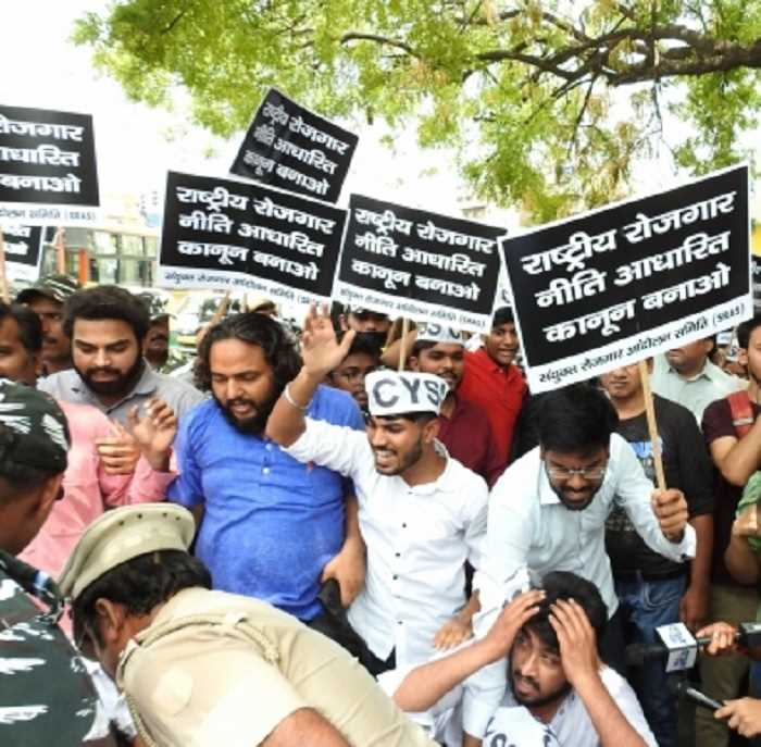 अग्निपथ योजना की वापसी की मांग के साथ दिल्ली में सड़कों पर उतरा छात्रों का हुजूम